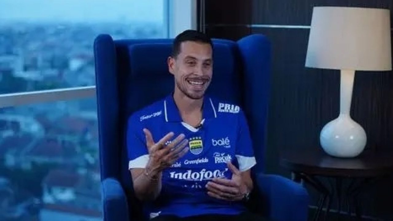 Sosok “Profesor” yang Hadir di Bandung: Thom Haye Resmi Merapat ke Persib!