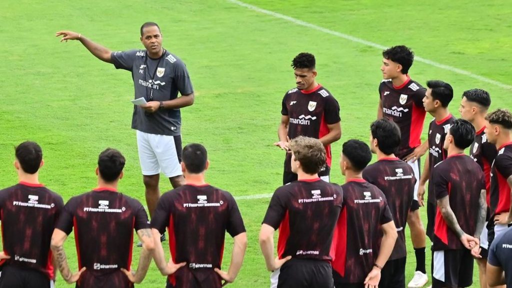 Rotasi Pemain dan Formasi BaruSelain Mauro, laga kontra China Taipei juga bisa menjadi kesempatan untuk memberikan menit bermain bagi pemain muda lainnya. Shin Tae-yong kerap mencoba formasi fleksibel antara 4-2-3-1 dan 3-4-3, menyesuaikan dengan kondisi lawan. Di lini belakang, soliditas tetap jadi prioritas, sementara lini tengah diisi gelandang dinamis yang mampu membantu bertahan sekaligus menopang serangan. Lini depan, dengan kemungkinan hadirnya Mauro, bisa tampil lebih segar dan berbahaya. Antusiasme Suporter Tidak bisa dipungkiri, dukungan suporter menjadi bahan bakar utama Garuda. Setiap kali Timnas bertanding, atmosfer stadion selalu membara. Kehadiran Mauro Zijlstra pun menambah semangat tersendiri. Banyak yang berharap ia bisa langsung mencetak gol pada laga debutnya, sehingga menjadi cerita indah bagi perjalanan barunya bersama Indonesia. Di media sosial, nama Mauro sudah banyak dibicarakan. Tagar dan komentar dukungan terus mengalir, menandakan betapa besar harapan masyarakat terhadap penyerang keturunan ini. Tantangan Melawan China Taipei Meski secara peringkat Indonesia lebih diunggulkan, menganggap remeh China Taipei jelas bukan pilihan bijak. Lawan ini punya ciri khas bermain cepat dengan pressing tinggi. Jika lengah, bukan tidak mungkin Garuda bisa kerepotan. Namun, dengan persiapan matang, kedalaman skuad yang semakin baik, serta motivasi tinggi dari pemain baru, peluang Indonesia meraih hasil maksimal sangat terbuka lebar.