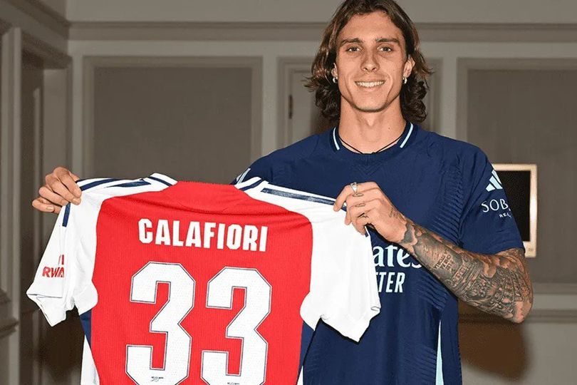 https://punditliga.com/handuk-riccardo-calafiori-jadi-sorotan-di-laga-arsenal